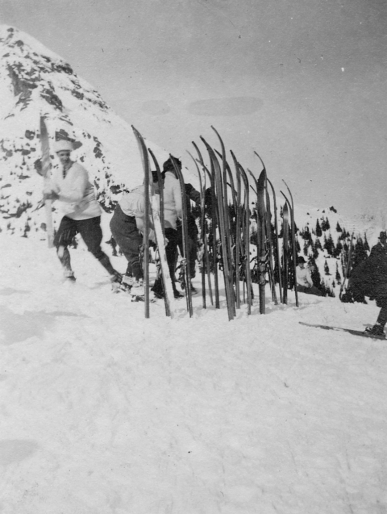 19120000c MICHAEL E.T.D. VLASTO WINTER SPORTS SWITZERLAND 09 All unknown.jpg